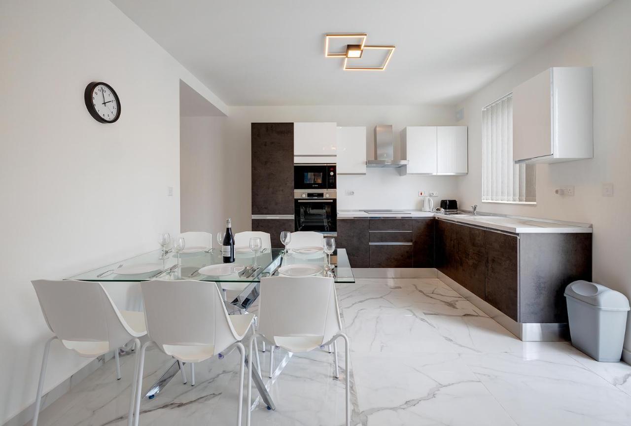 Stylish 2Br Apartment In Central St Julians Saint Julian's ภายนอก รูปภาพ